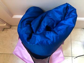 Retro/vintage blauwe slaapzak beschikbaar voor biedingen