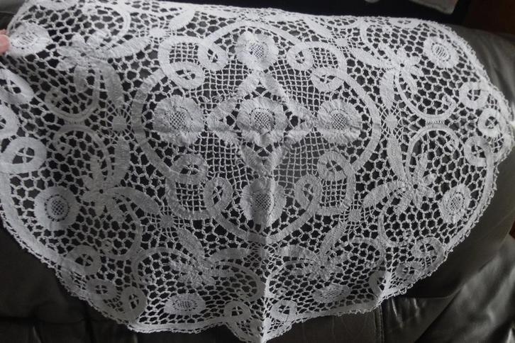 BRUSSELS KANTEN KLEED * 75 cm Bloemen *, Antiek en Kunst, Antiek | Kleden en Textiel, Verzenden