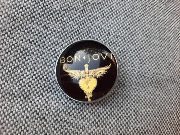 1 mooie ronde pin van Bon Jovi te koop beschikbaar voor biedingen