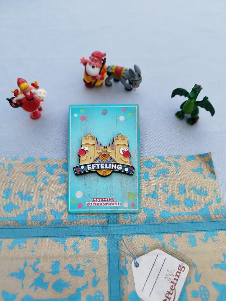Efteling pin van zomerstrand 2024 met foutje Zandkasteel, Verzamelen, Efteling, Nieuw, Button of Speldje, Ophalen of Verzenden