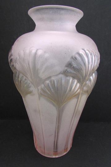 Roze Art Deco vaas beschikbaar voor biedingen