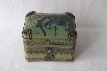 Antiek Chinese porseleinen doosje Qianlong merk beschikbaar voor biedingen