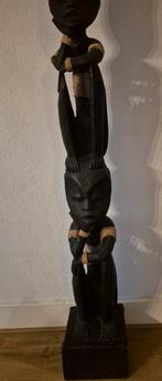 Afrikaans houten beeld met drie op elkaar zittende figuren., Ophalen