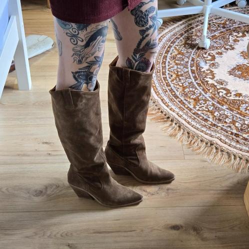 Bronx suède cowboy laarzen 40, Kleding | Dames, Schoenen, Zo goed als nieuw, Hoge laarzen, Bruin, Verzenden