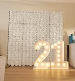 Witte flowerwall met lichtcijfers 21 te huur, Hobby en Vrije tijd, Feestartikelen | Verhuur, Ophalen
