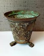 antiek kopergeslagen bloempot staand3e op leeuwenpoten, Ophalen of Verzenden