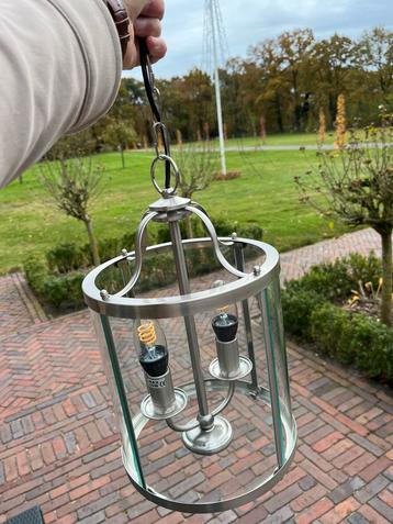 Stijlvolle Hanglamp met Glazen Kap beschikbaar voor biedingen
