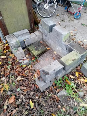 Betonblokken tuin GRATIS beschikbaar voor biedingen