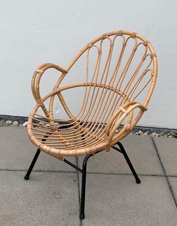 Vintage Rotan Stoel met zwarte metalen poten Mid Century 60s beschikbaar voor biedingen