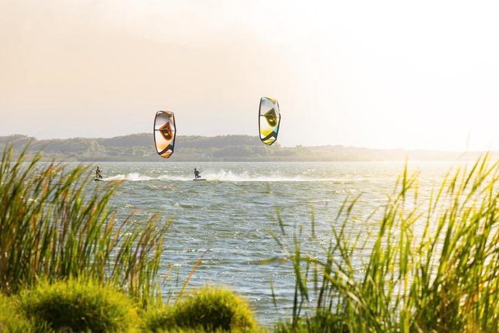 Airush Lithium 8 en 10 met bar en lijnen, Watersport en Boten, Kitesurfen, Zo goed als nieuw, Kitesurf-set, 10 m², Geen board