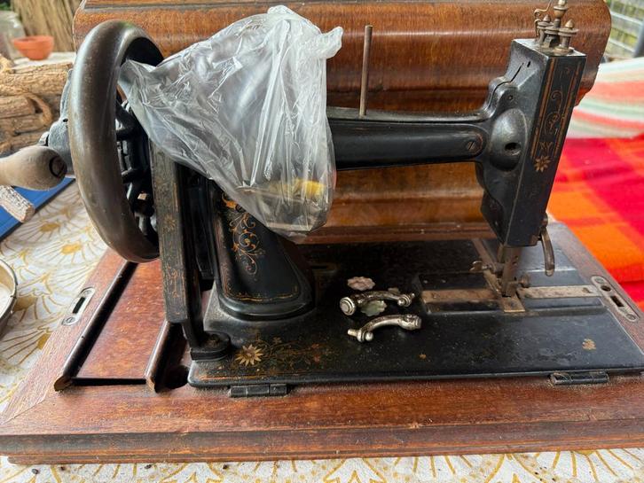 Antieke Röhler Naaimachine met Onderdelen, Antiek en Kunst, Antiek | Naaimachines, Ophalen