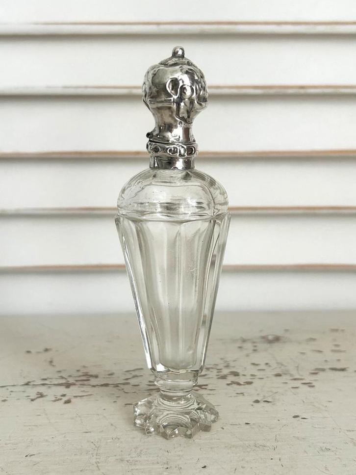 Antiek kristal geslepen parfumfles met zilveren dop 11 cm, Antiek en Kunst, Antiek | Glas en Kristal, Ophalen