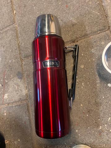 Rode Thermoskan met Handvat beschikbaar voor biedingen