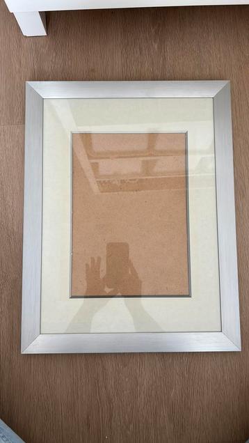 Fotolijst 45x35 cm met rvs frame en passe-partout beschikbaar voor biedingen