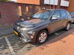 Hyundai Kona 1.0 T-gdi 120pk 2023 Grijs/Dealer ond/ Garantie, Auto's, Hyundai, Stof, USB, 1200 kg, SUV of Terreinwagen