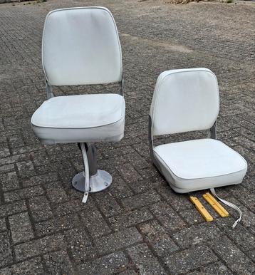 2 opvouwbare bootstoelen met draaischijf waarvan 1 op poot beschikbaar voor biedingen