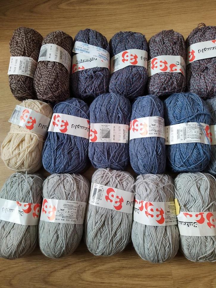 Nieuwe bollen wol. 26 stuks.
Grijs blauw bruin tinten. 26 st, Hobby en Vrije tijd, Breien en Haken, Nieuw, Breien of Haken, Wol of Garen