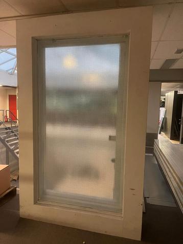 Glas cassette mobiele wand  beschikbaar voor biedingen