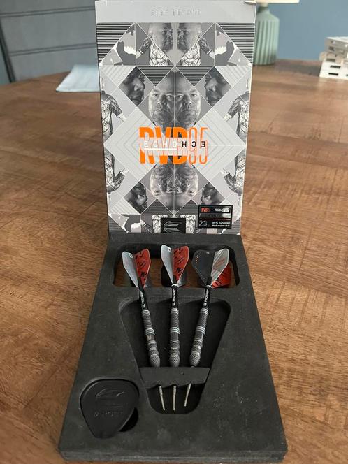 TARGET RAYMOND VAN BARNEVELD X ECHO SWISS POINT 95%, Sport en Fitness, Darts, Zo goed als nieuw, Pijlen, Ophalen of Verzenden
