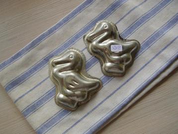 Twee oude chocoladevormpjes van eendjes  beschikbaar voor biedingen