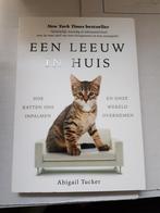 Abigail Tucker - Een leeuw in huis, Boeken, Dieren en Huisdieren, Ophalen of Verzenden, Zo goed als nieuw, Abigail Tucker, Katten