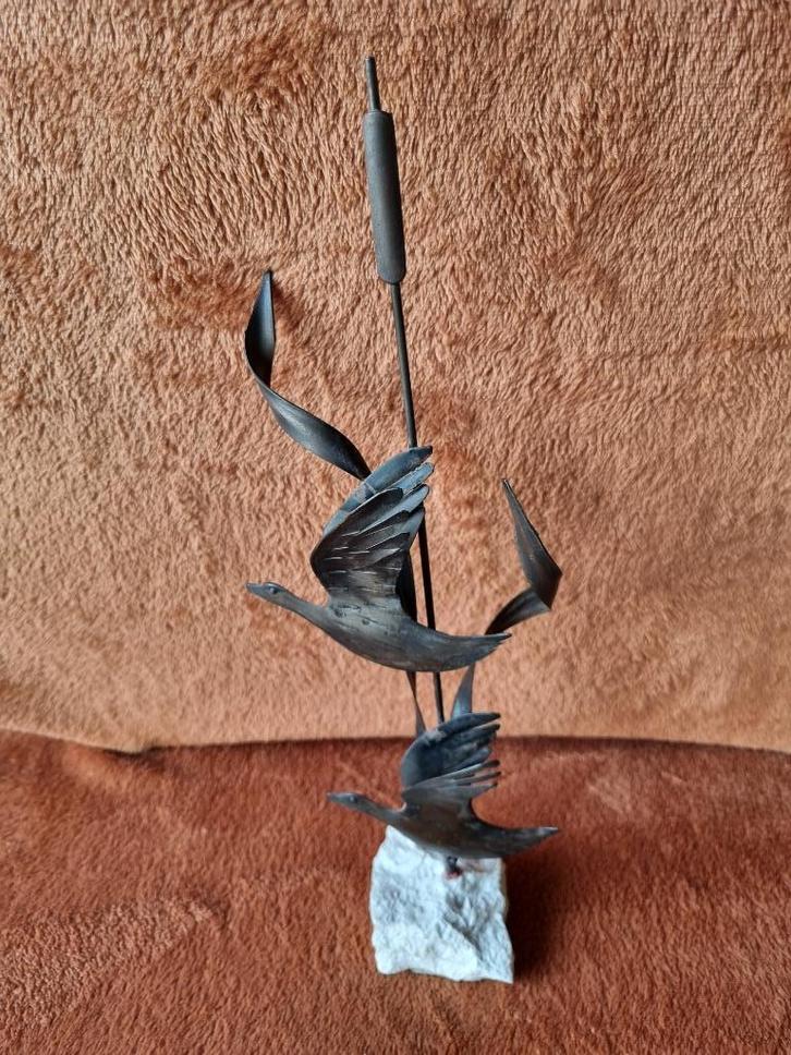 Vintage metalen vogelbeeld op een steen., Antiek en Kunst, Kunst | Beelden en Houtsnijwerken, Ophalen of Verzenden