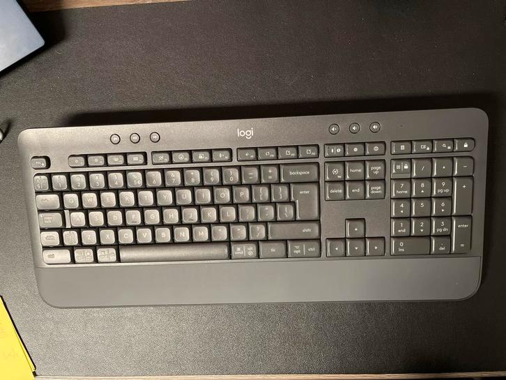 Logitech K650 - Zo goed als nieuw, Computers en Software, Toetsenborden, Zo goed als nieuw, Qwerty, Draadloos, Multimediatoetsen