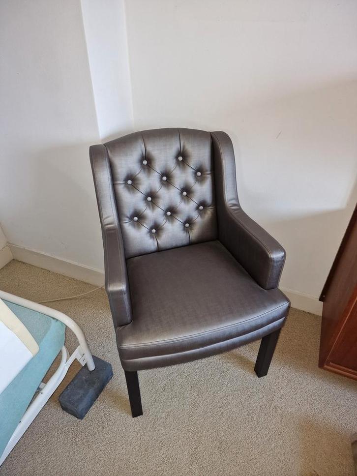 Eetkamerstoel met knopen - Stijlvol en comfortabel, Huis en Inrichting, Stoelen, Nieuw, Twee, Hout, Overige materialen, Grijs