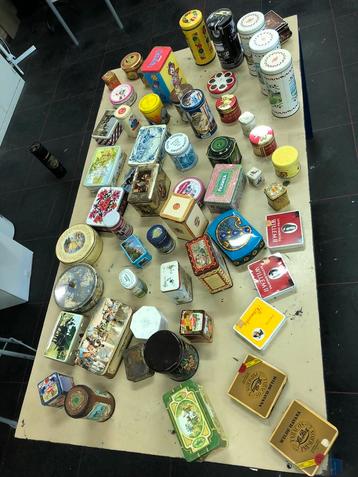 Verzameling oude blikken beschikbaar voor biedingen