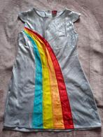 K3 regenboog jurk 6-8 jaar maar 134, Ophalen of Verzenden, Gedragen, Maat 34 (XS) of kleiner, Carnaval