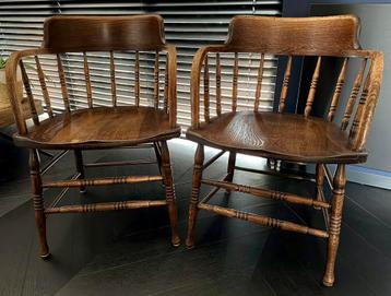 Antieke “Captain Chair” twee stuks. beschikbaar voor biedingen
