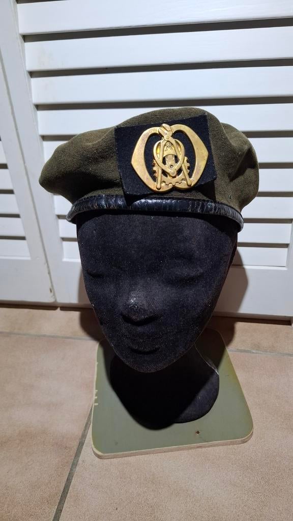 Baret + embleem Technische Troepen van Koninklijke Landmacht, Ophalen of Verzenden, Landmacht, Nederland, Embleem of Badge