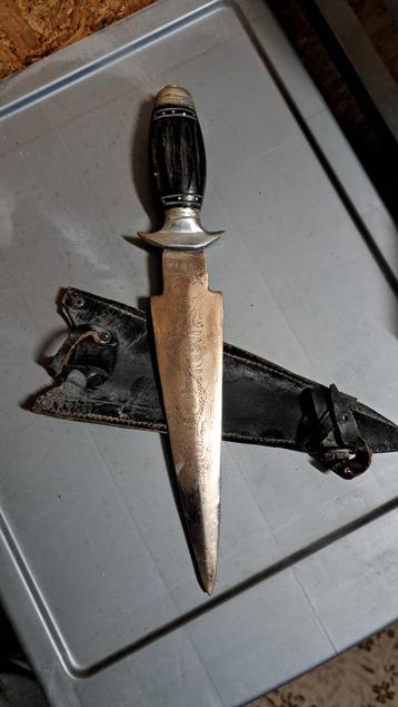 Antieke Indiase Dolk met Schede beschikbaar voor biedingen