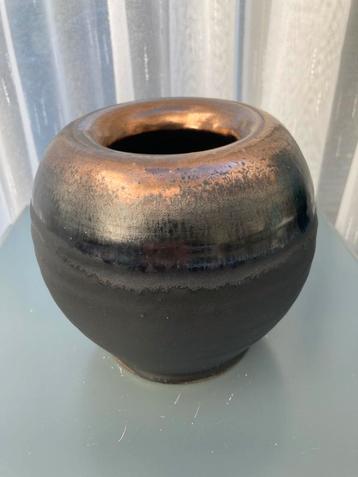 Zwarte vaas Freek Berends, koperen bovenzijde, hoog 13 cm,. beschikbaar voor biedingen