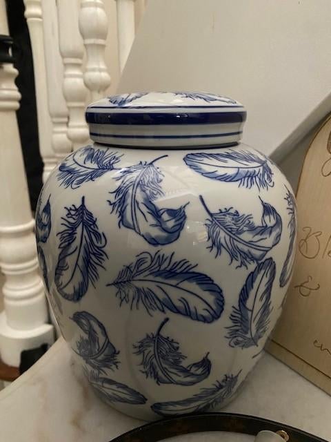 Fraaie wit-blauwe gemberpot / vaas met veren, Antiek en Kunst, Ophalen