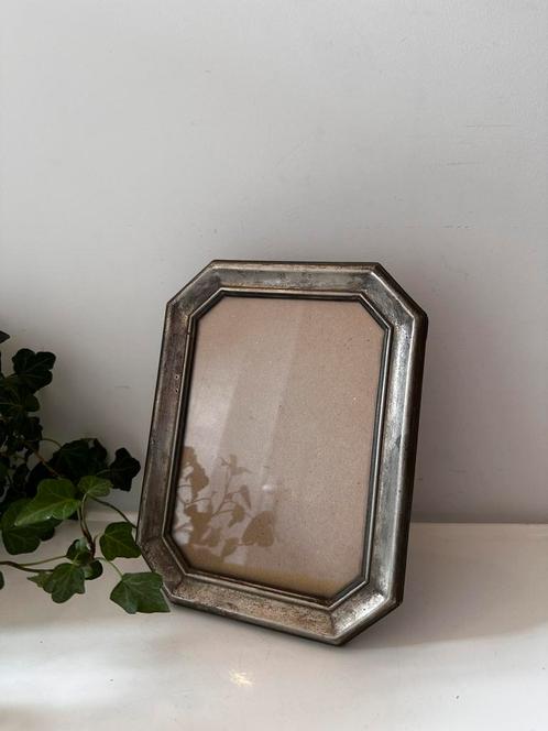 Zilverkleurig fotolijstje met patina, Huis en Inrichting, Woonaccessoires | Lijsten, Gebruikt, Minder dan 50 cm, Metaal of Aluminium