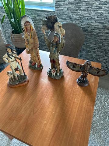 4 Indianen Beelden met Uitdrukking beschikbaar voor biedingen