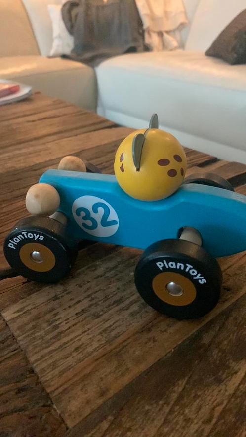 Houten race auto met kat van plan toys , brandweer auto zgan, Kinderen en Baby's, Speelgoed | Houten speelgoed, Zo goed als nieuw