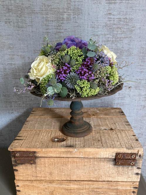 Brocante gietijzeren schaal op voet, incl. bloemstuk, Huis en Inrichting, Woonaccessoires | Schalen en Manden, Gebruikt, Schaal