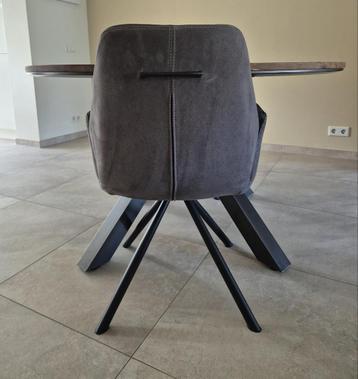 Eetkamerstoelen beschikbaar voor biedingen