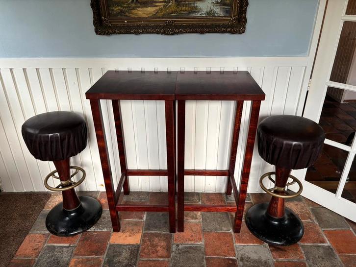 klassiek leren barkrukken, Huis en Inrichting, Barkrukken, Zo goed als nieuw, 60 tot 90 cm, Leer, 2 krukken, Ophalen