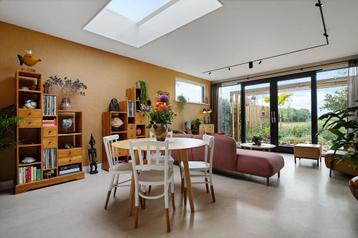 Eettafel massief eiken + 4 Verschillende Caféstoeltjes beschikbaar voor biedingen