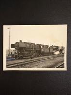Foto DB-stoomlocomotieven 50 2898 en 50 2692 te Wesel (1965), Ophalen of Verzenden, Gebruikt, Trein