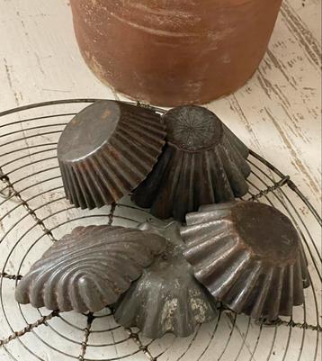 Brocante oude bakvormpjes setje van 5 beschikbaar voor biedingen