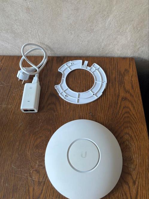 Ubiquiti UniFi AC Pro Accespoint met POE adapter, Computers en Software, WiFi-versterkers, Gebruikt, Ophalen of Verzenden