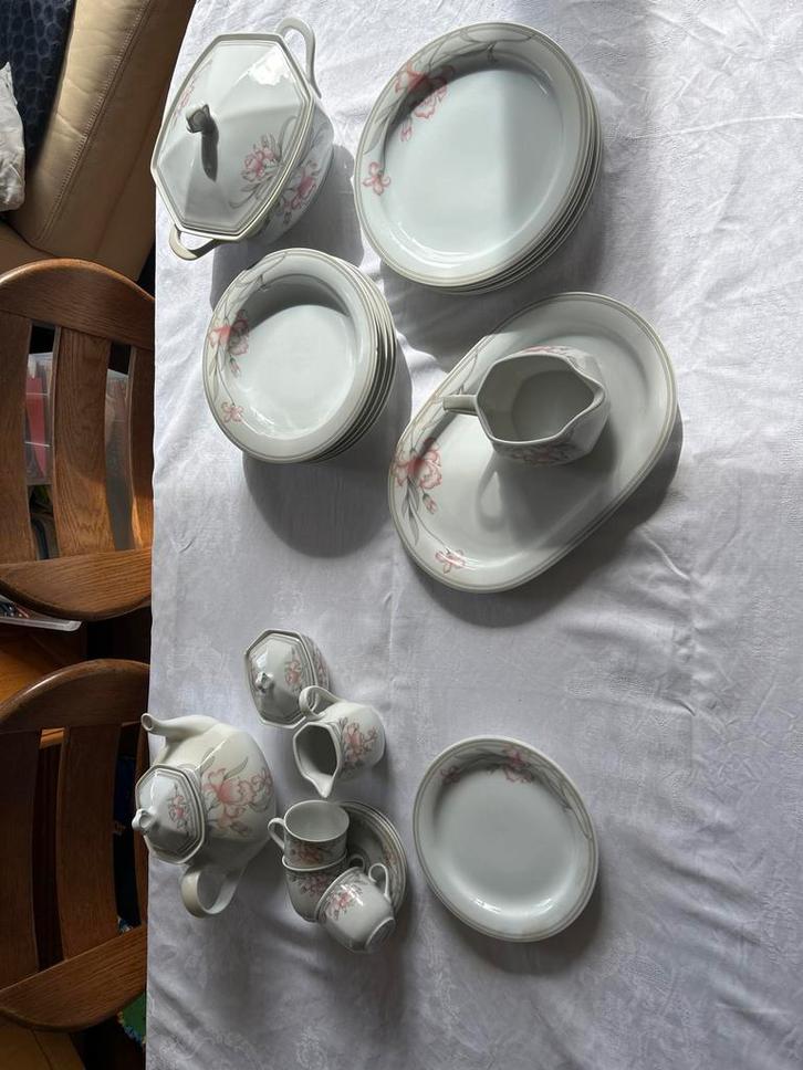 Compleet Eet- en Theeservies, Huis en Inrichting, Keuken | Servies, Gebruikt, Compleet servies, Overige stijlen, Porselein, Ophalen of Verzenden