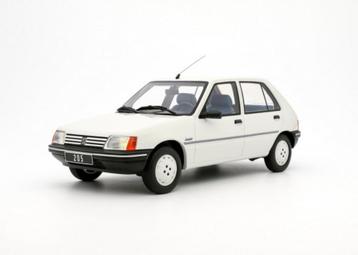 PEUGEOT 205 JUNIOR Wit 1988 schaal 1/18 OTTO MOBILE OT463