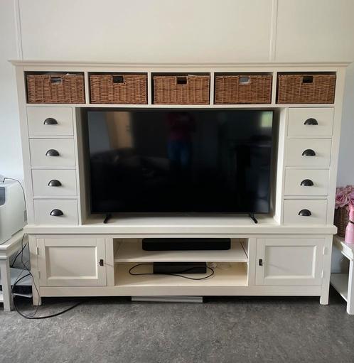 Landelijke stijl tv kast met rieten manden, Huis en Inrichting, Kasten | Televisiemeubels, Zo goed als nieuw, Minder dan 100 cm