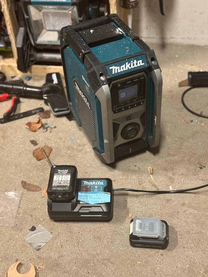 Makita mr007gz bouwradio met 2x accu en 1x oplader, Audio, Tv en Foto, Radio's, Zo goed als nieuw, Bouwradio, Ophalen of Verzenden