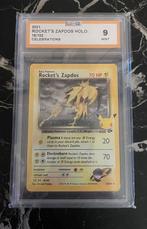 Rocket Zapdos Graded Set: Celebrations, Hobby en Vrije tijd, Verzamelkaartspellen | Pokémon, Verzenden, Nieuw, Losse kaart, Foil